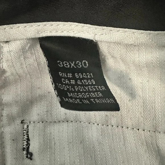 Greg Norman black, pleated golf slacks with a cuff. Size 38x30 - Picture 4 of 7